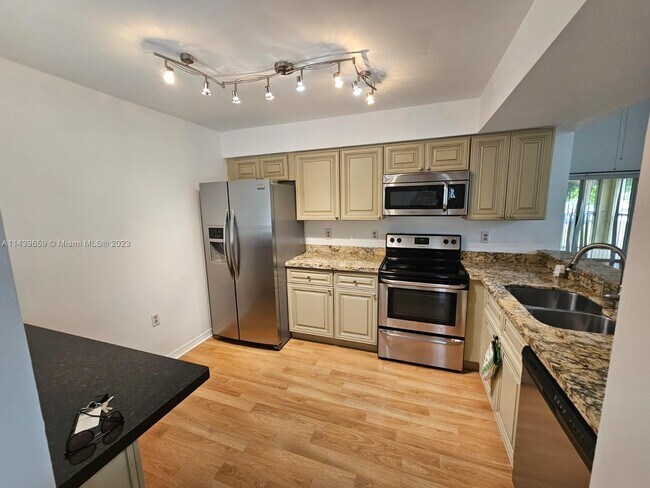 Building Photo - 2206 Glenmoor Dr