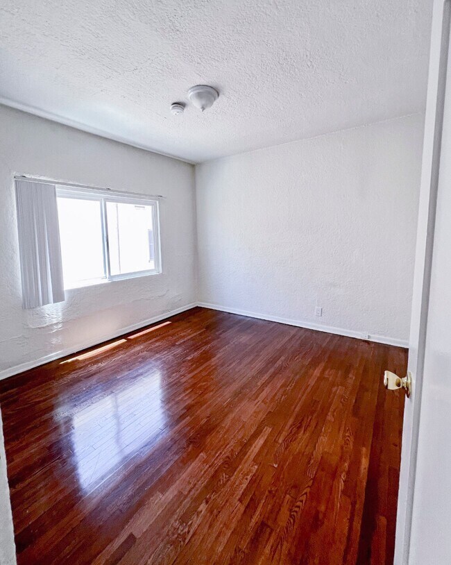 Foto del edificio - 350 N Orange Grove Ave
