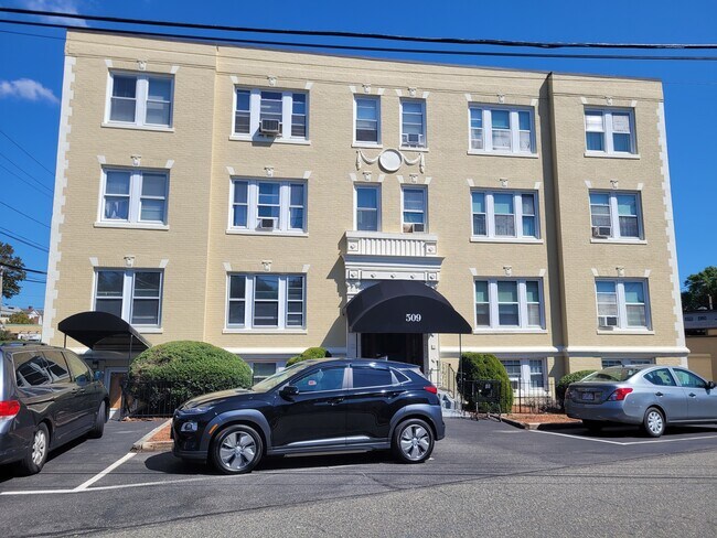 Building Photo - 509 Pleasant St