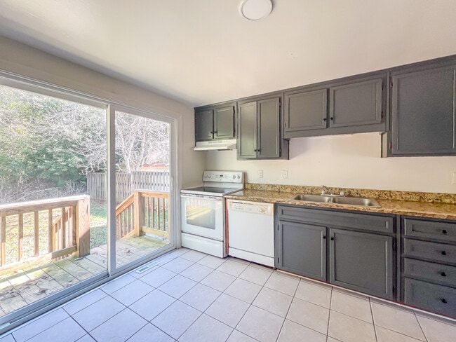 Building Photo - 39 Fox Hill Dr