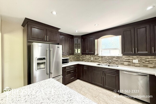 Building Photo - Spacious 3-Bedroom Main Floor Unit in Scar...