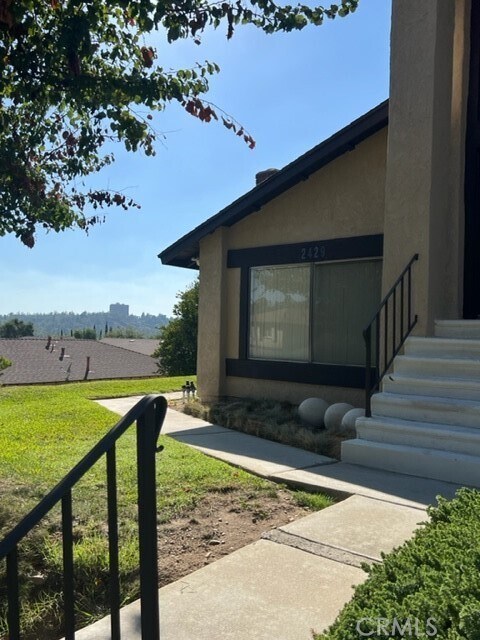 Building Photo - 2429 S Ridgewood Dr