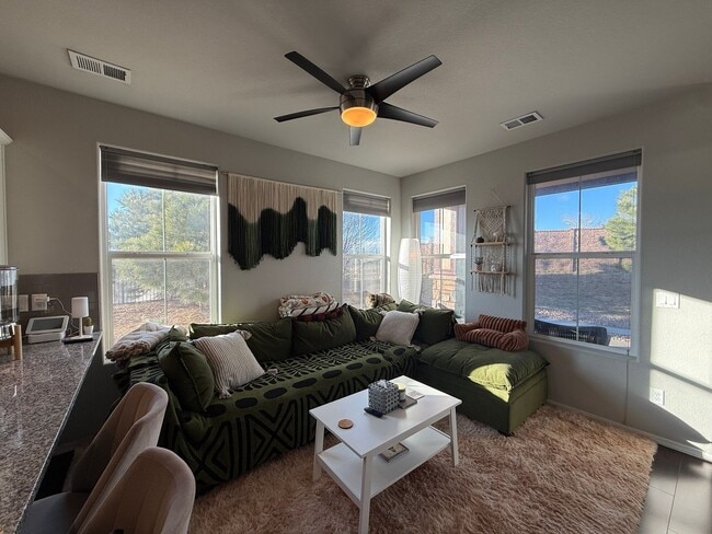 Foto del edificio - Gorgeous 2 Bed 3 Bath Townhome Right off the Powers Corridor!!