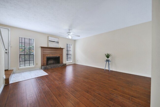 Foto del edificio - 9901 Sharpcrest St