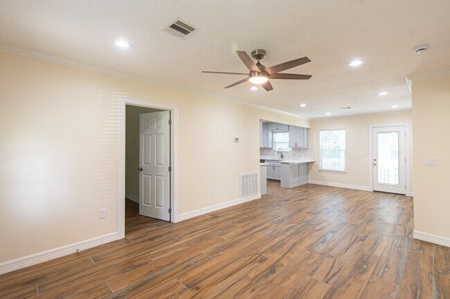 Foto del edificio - 409 Oaklawn St