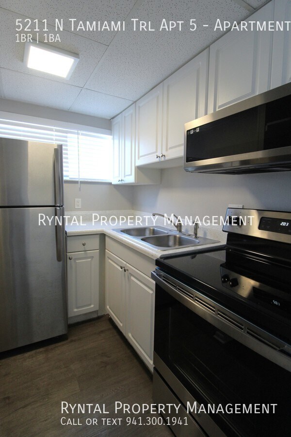 Building Photo - Deposit Free Move In!* Recently Renovated ...