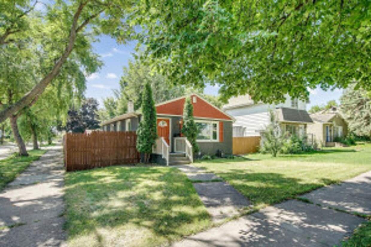 Foto principal - Large 5 Bed | 2 Bath House W/ Fenced Yard ...