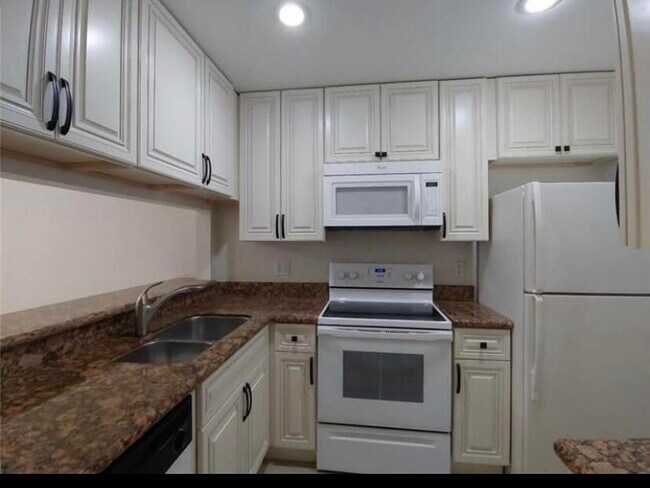 Foto del edificio - 9903 Three Lakes Cir