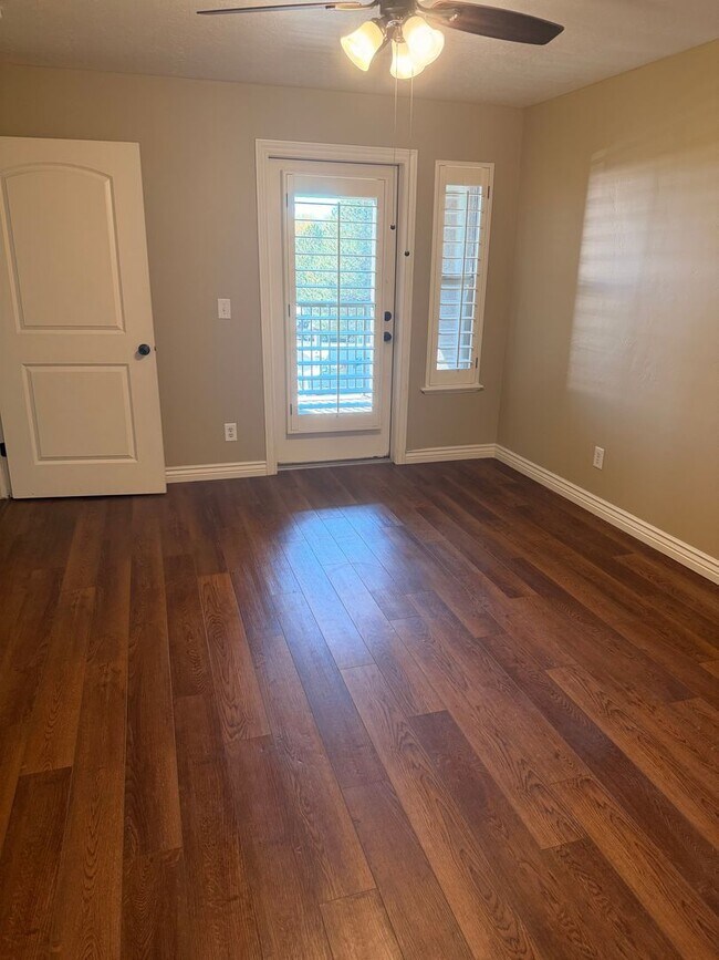 Building Photo - Beautiful top-level 3 bed 2 bath condo!