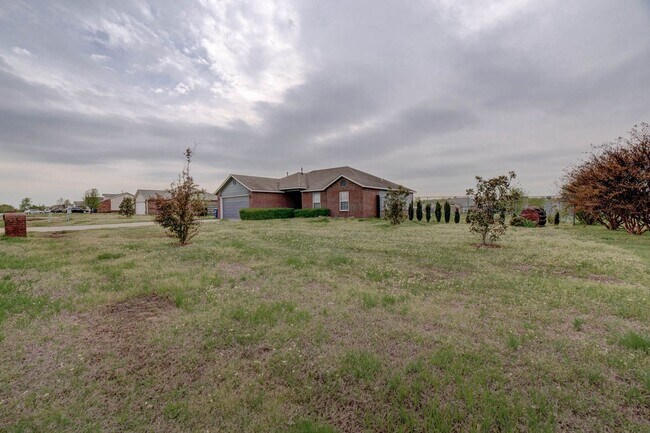 Building Photo - Collinsville Country Living