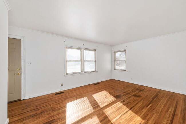 Building Photo - 121 E 35th St