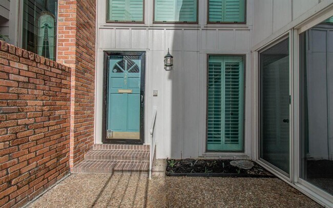 Foto del edificio - 5867 Sugar Hill Dr