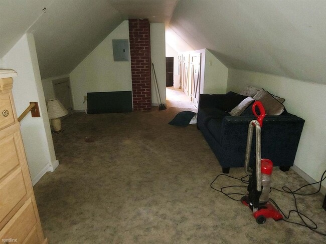 Building Photo - Studio, 1 bath Triplex - 3549 West 129th S...
