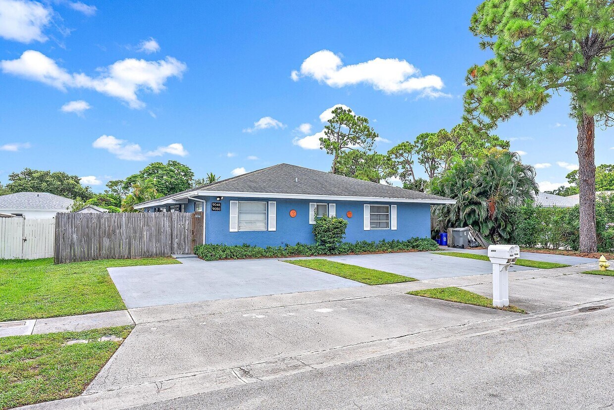 Primary Photo - 9050 E Highland Pines Blvd