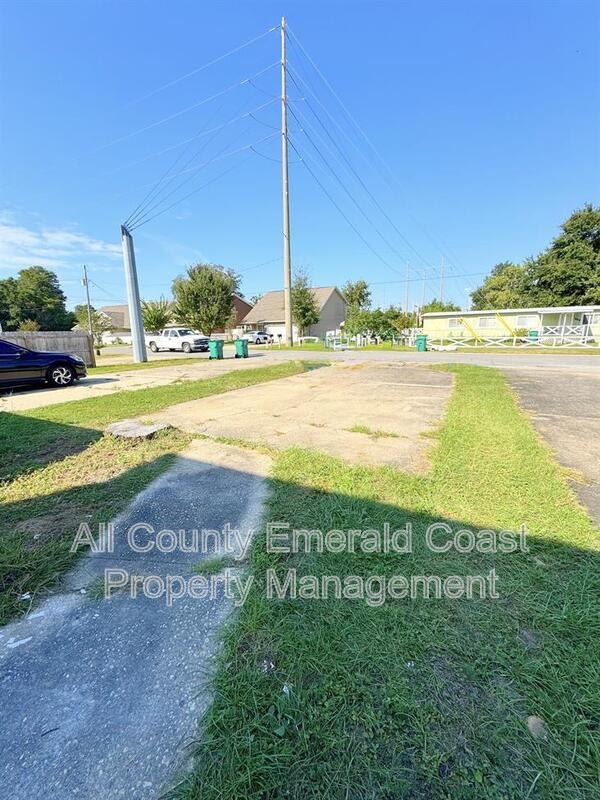 Building Photo - 875 Fairview Dr
