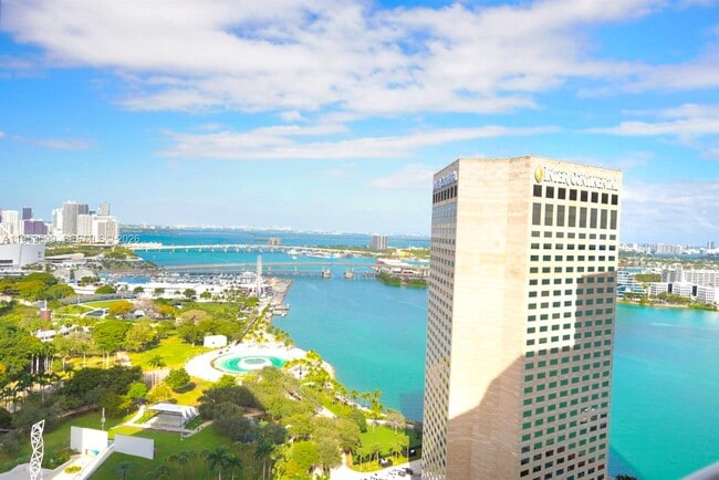 Foto del edificio - 325 S Biscayne Blvd