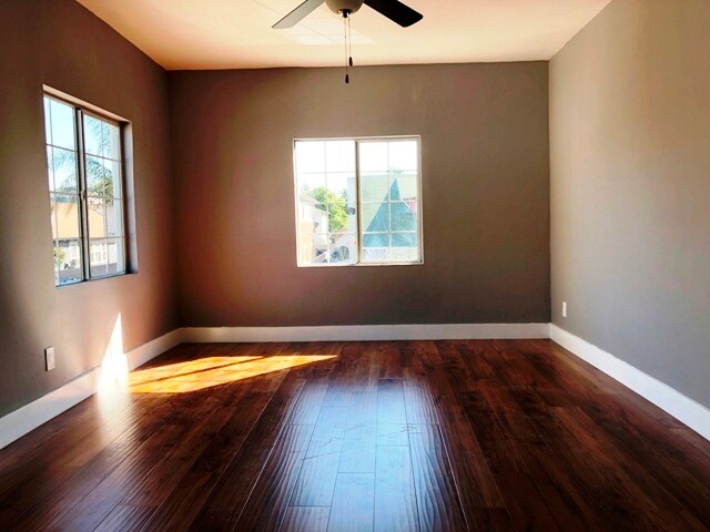 Livign room - 1035 W 39th Pl