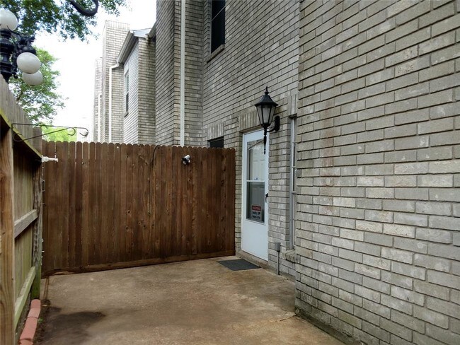 Foto del edificio - 17489 Red Oak Dr