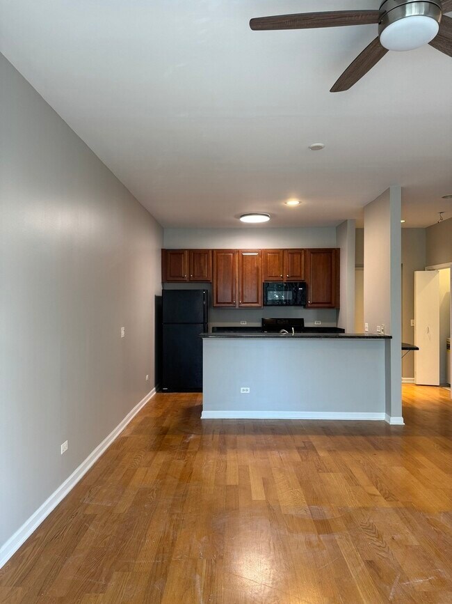 Foto del edificio - 647 N Green St