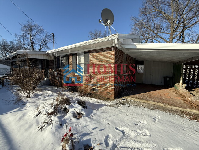 Building Photo - Three Bedroom House | Carport