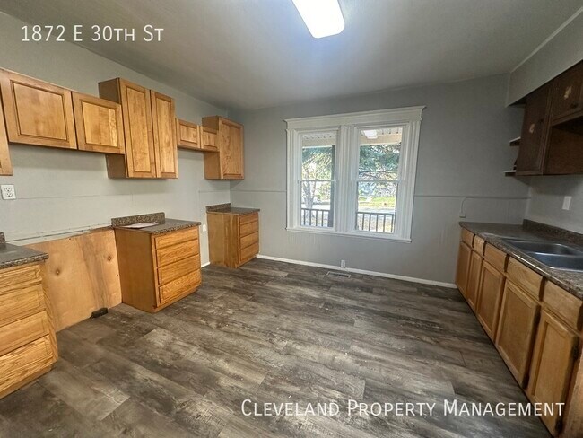 Building Photo - 5 Bedroom Lorain Home