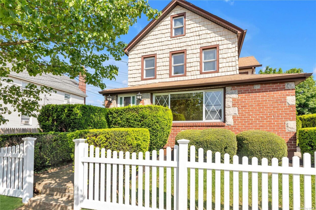 Primary Photo - 240 Jefferson Ave