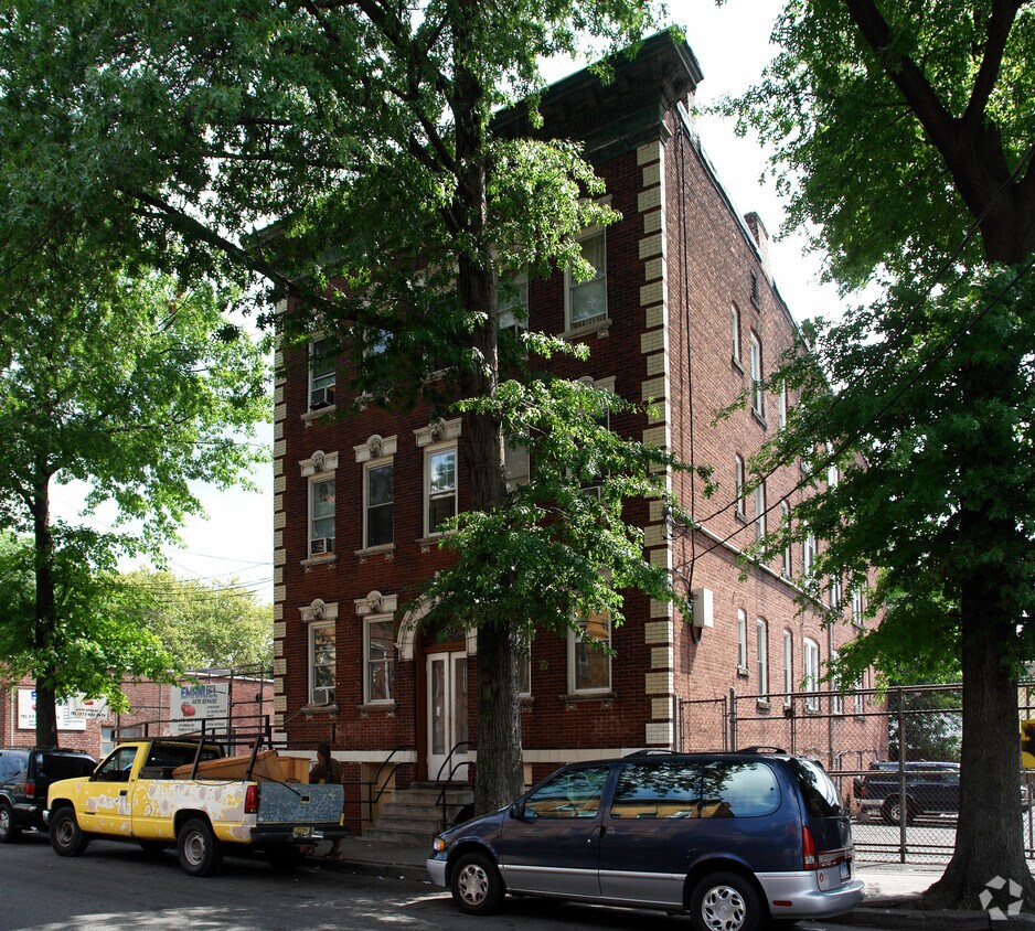 Primary Photo - 639 N 6th St