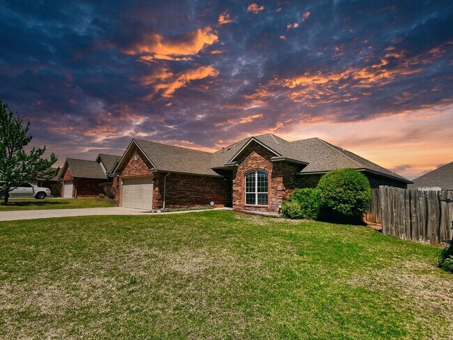 Building Photo - Absolutely Gorgeous Home in Moore with Spa...