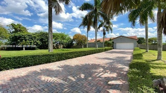 Foto principal - 21080 SW 242nd St