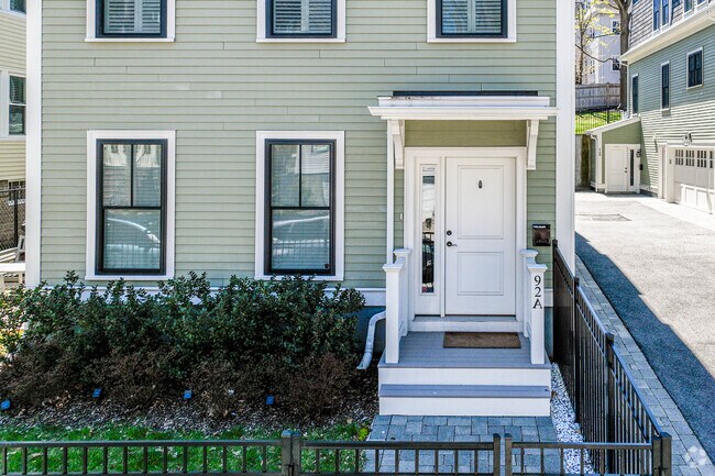 La 92-94 Cornell Street se encuentra en Roslindale. - 92-94 Cornell St