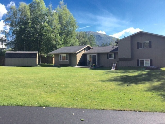 Foto del edificio - Gorgeous Eagle River Home w/ Open Concept ...