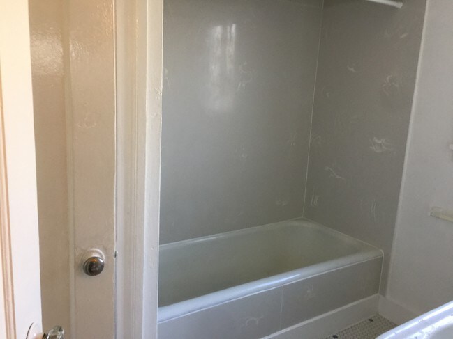 Bañera, ducha y armario para ropa blanca - 2149 Oregon St
