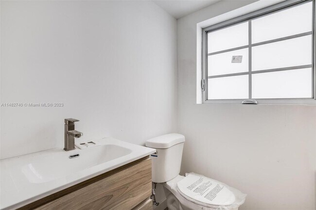 Foto del edificio - 572 NE 67th St