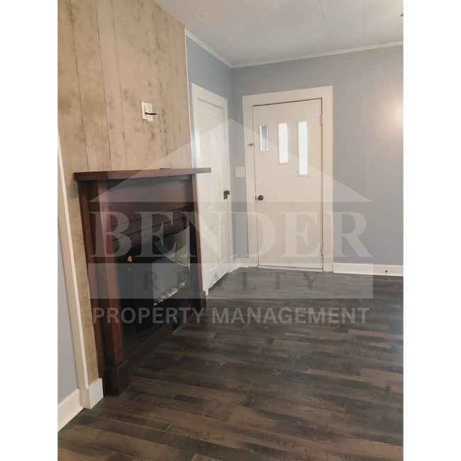 Building Photo - QUAINT, COZY SPACE