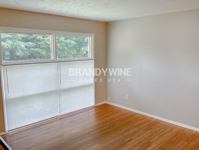 Building Photo - AVAILABLE NOW!! One month FREE RENT