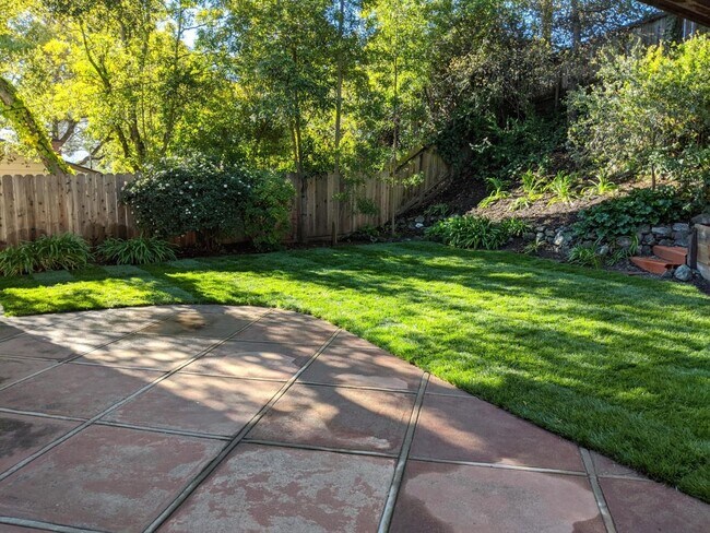 Foto del edificio - 984 Emerald Hill Rd