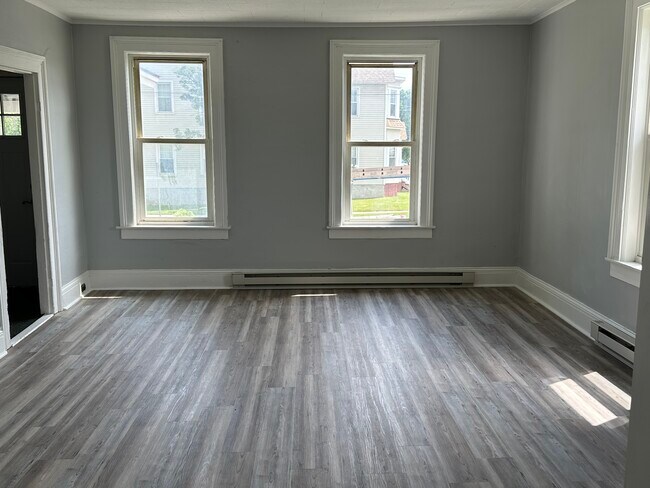 Foto del edificio - 11 LLC 5209-5211 North Catherine Street