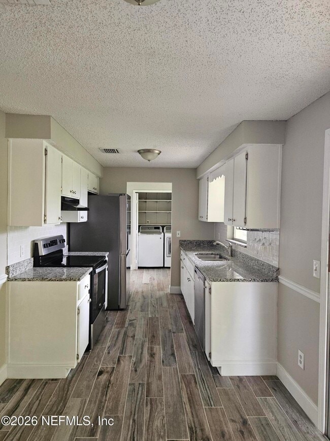 Foto del edificio - 2634 Pinewood Blvd