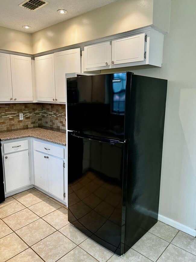 Building Photo - 3/2 LARGE fenced in yard!