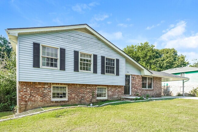 Building Photo - 3840 Benchmark Dr