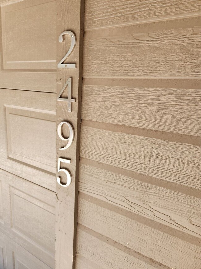 Building Photo - PRICE IMPROVEMENT_Turn Key End Unit Townho...