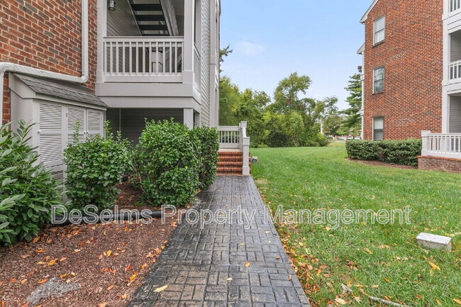 Foto del edificio - 210 Ashlawn Ct
