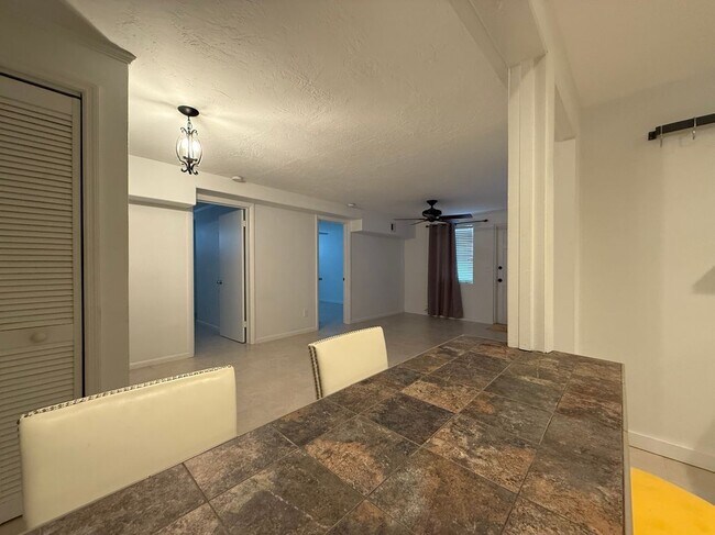 Foto del edificio - 656 Manor Dr
