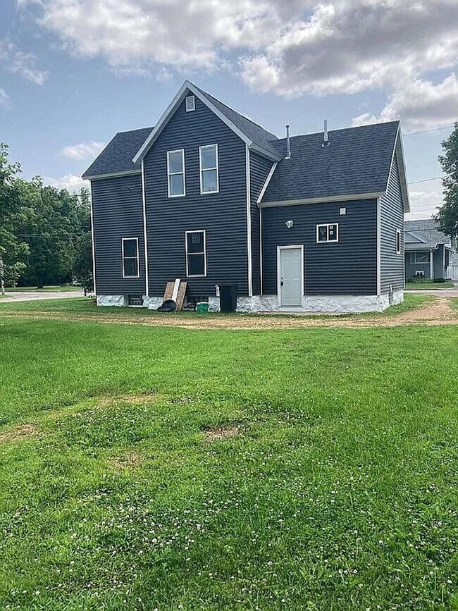 Building Photo - Click the “Apply Now” button or email wapmrentals@gmail.com for a prompt response.