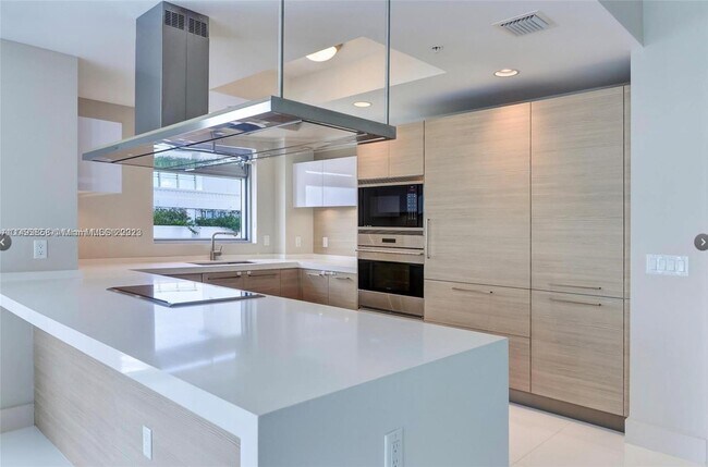Building Photo - 17301 Biscayne Blvd