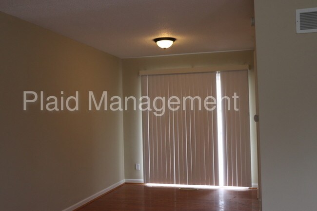 Building Photo - 607 NW Kay Dr