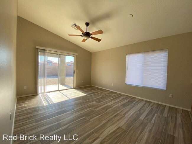 Foto del edificio - 3 br, 2 bath House - 821 E Lakeview Dr