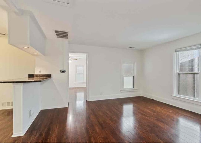 Building Photo - 320 W Main St