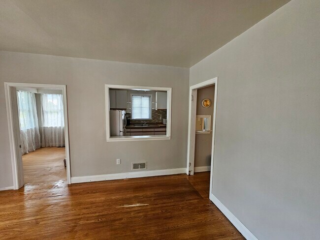 Sitting area looking into kitchen - 869 Johnson St