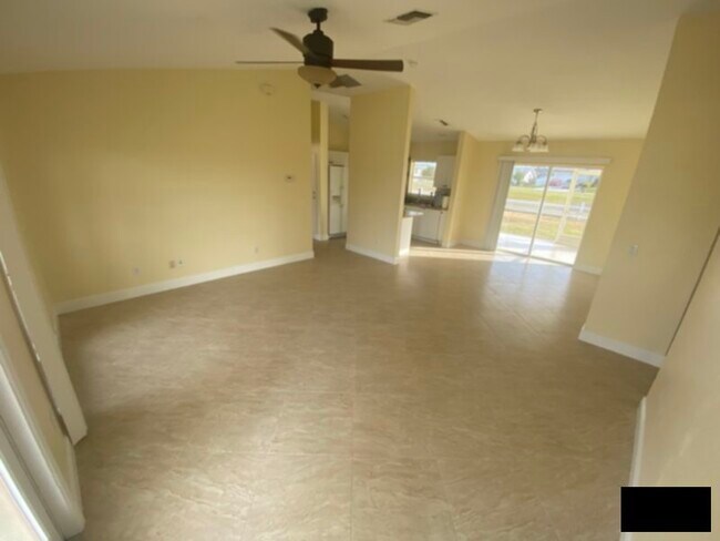 Foto del edificio - Triple Lot, 3 Car Garage, Fenced Yard!